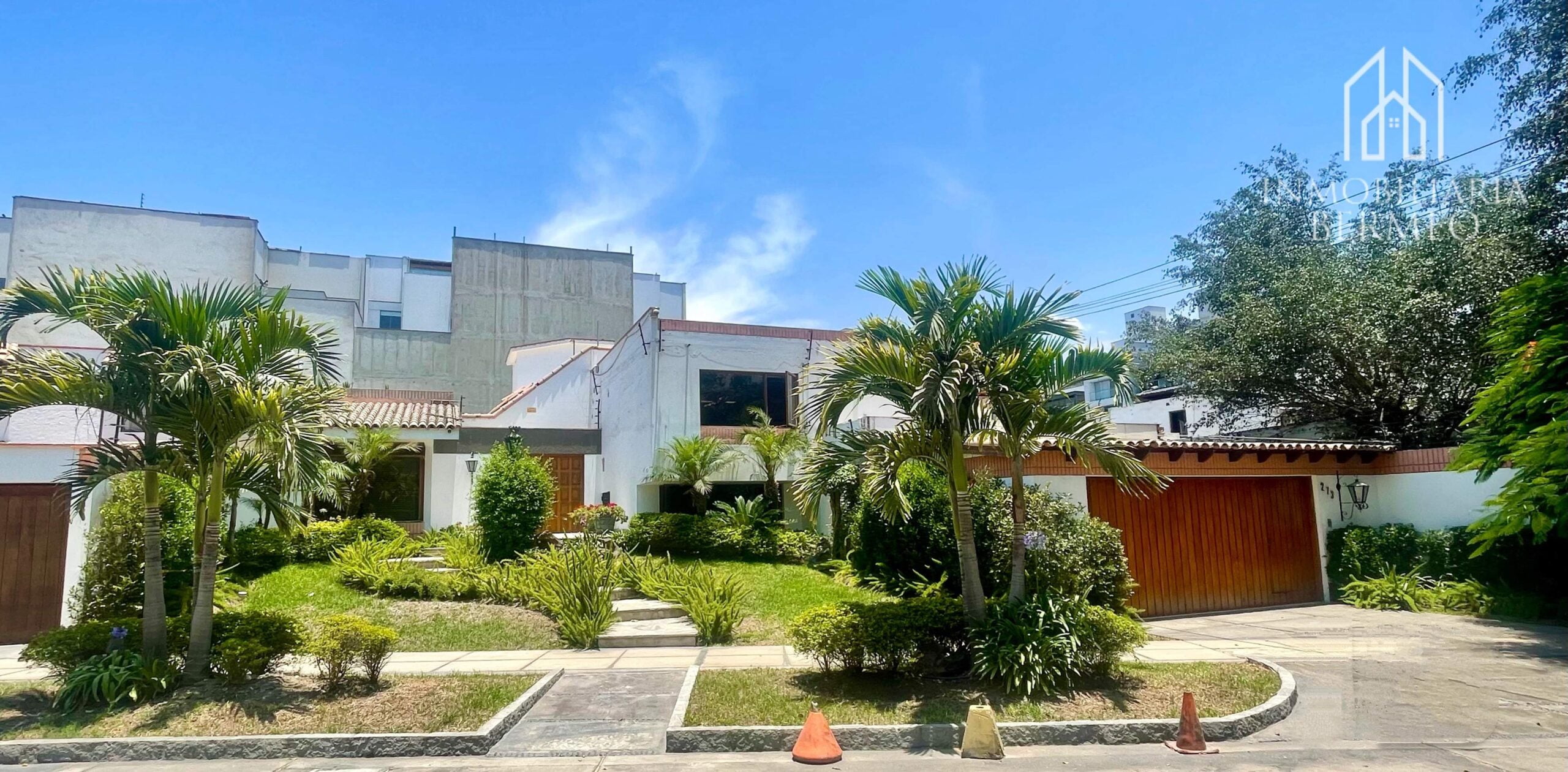 Espectacular Casa en Desniveles con Piscina y Jardín