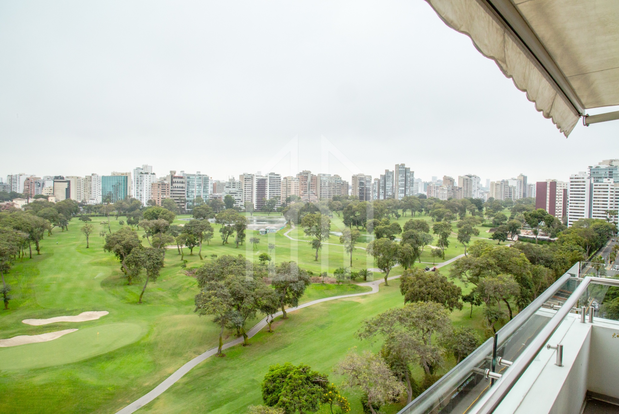 Triplex Penthouse de Lujo con Vistas Panorámicas al Golf y al Mar