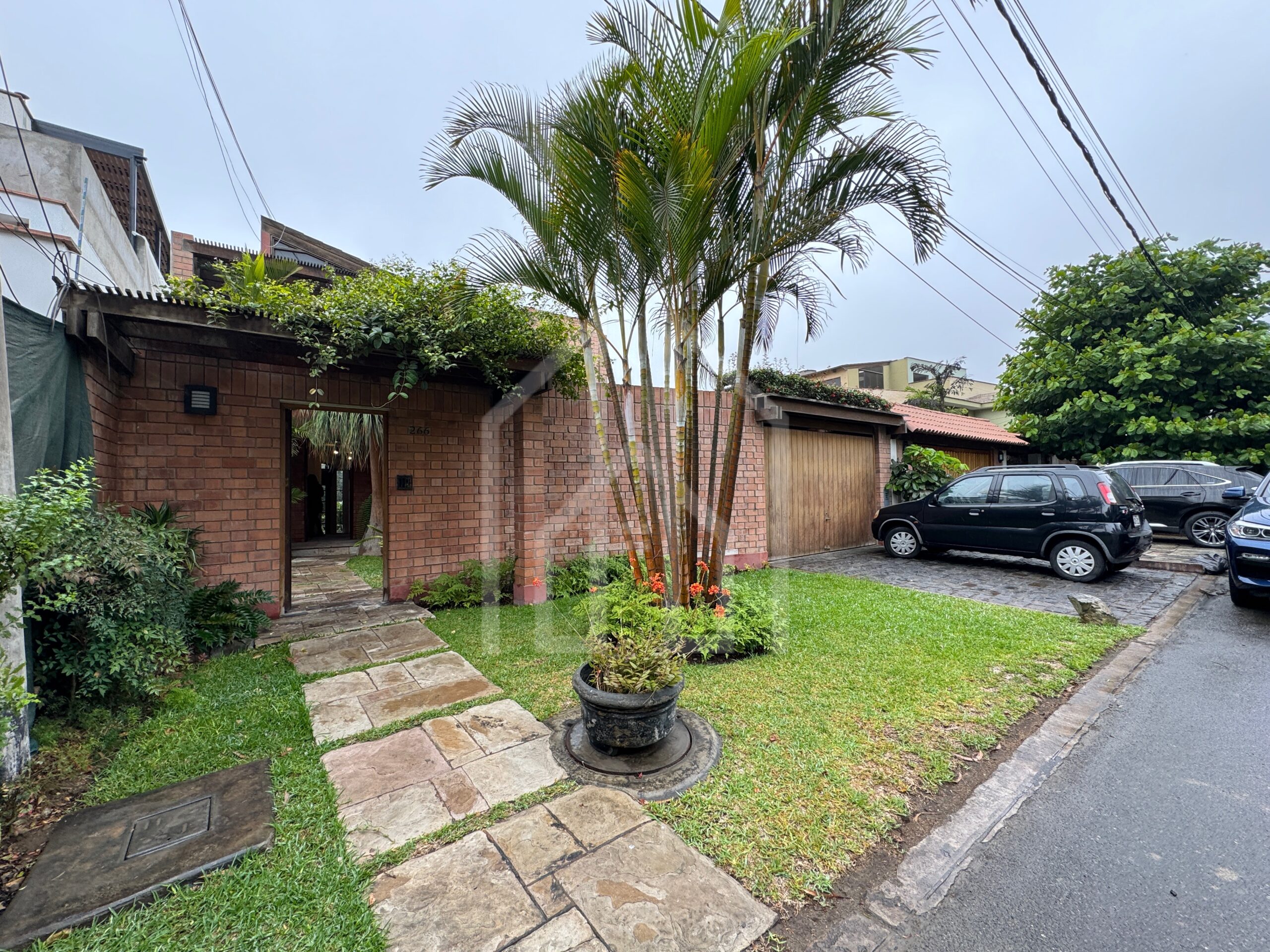 Bella Casa Frente a Parque en Condominio Cerrado