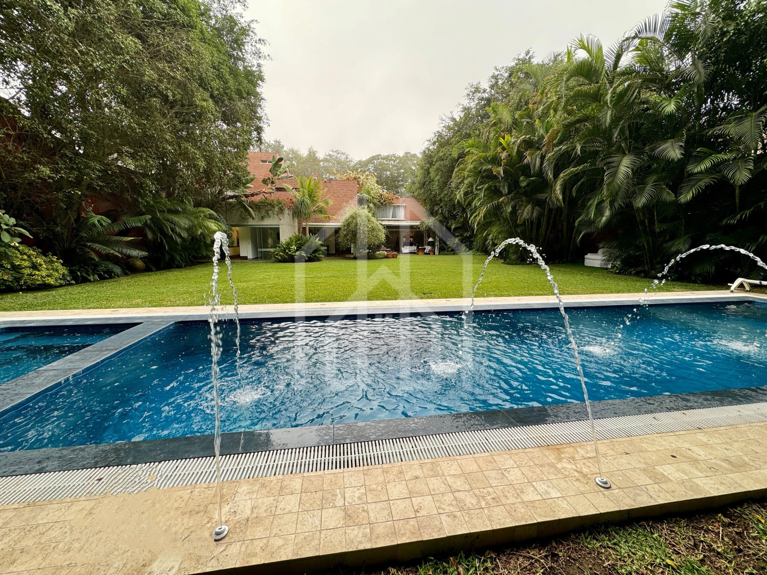 Espectacular Casa en Esquina con Jardín y Piscina