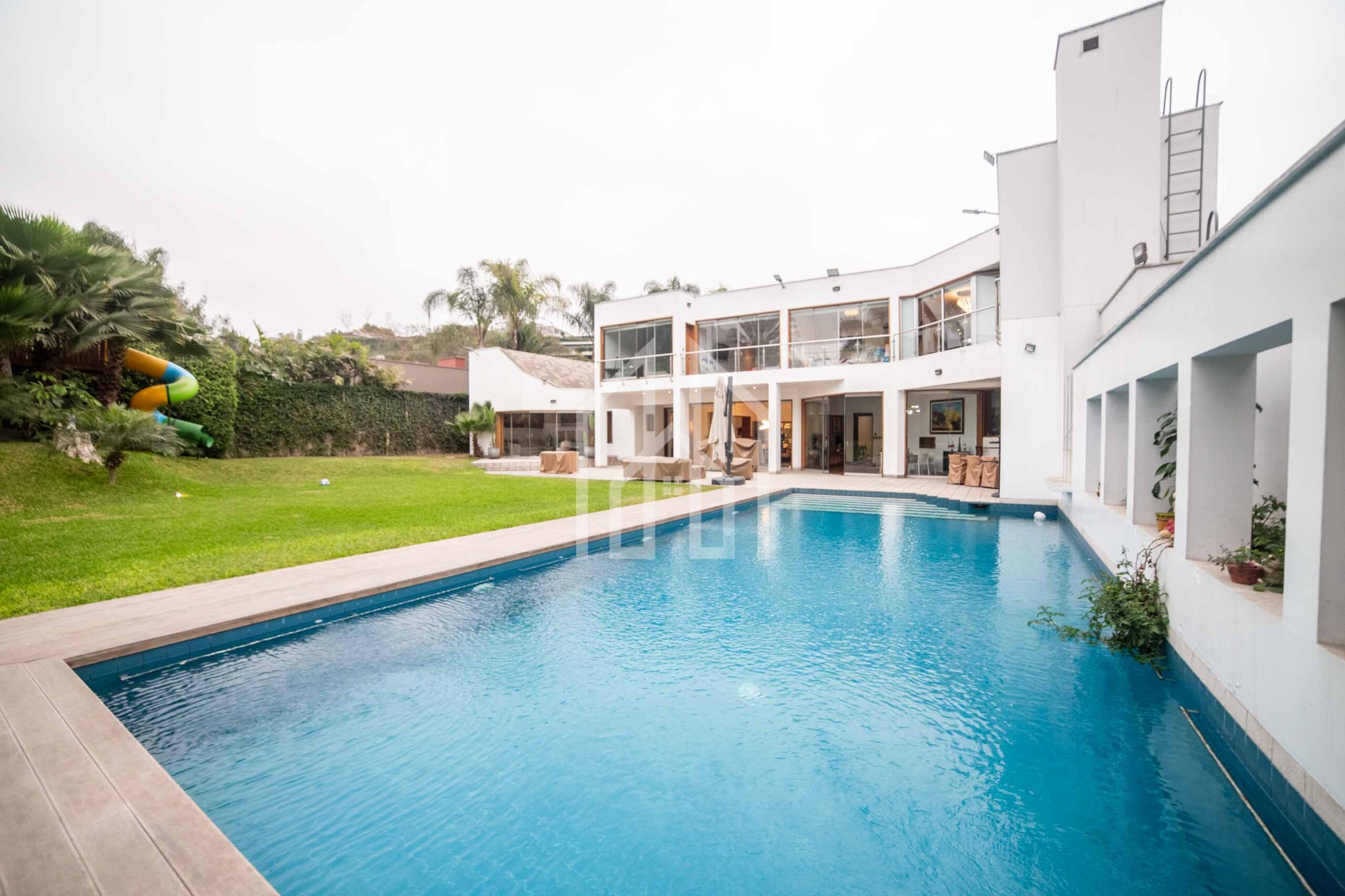 Casa Iluminada de Acabados en Caoba