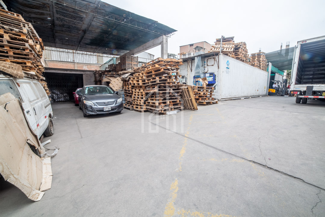 Local Industrial en Venta en Ate (10)