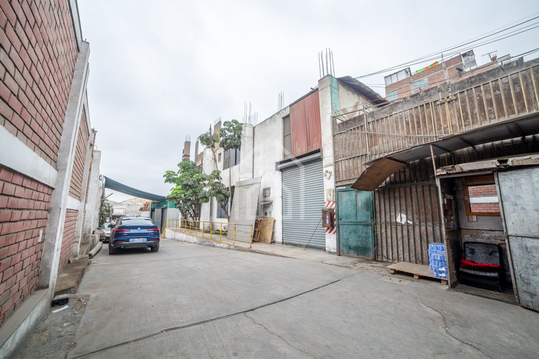 Local Industrial en Venta en Ate (2)
