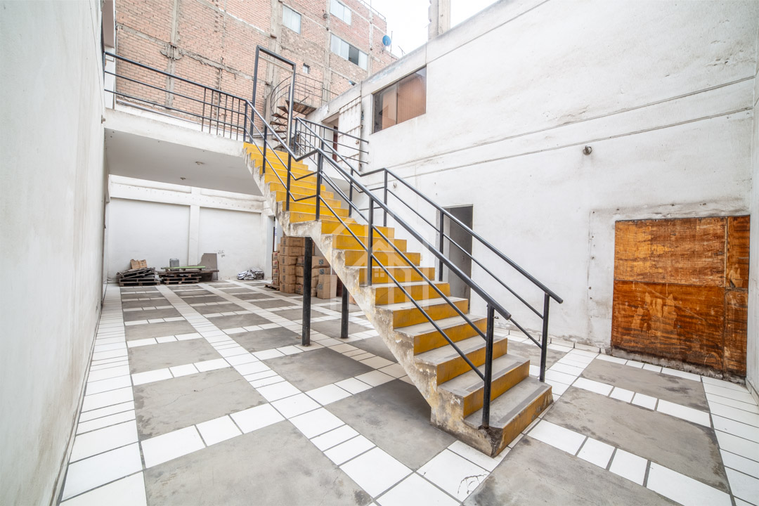 Local Industrial en Venta en Ate (5)