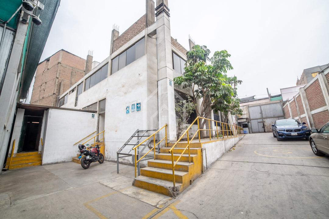 Local Industrial en Venta en Ate (9)