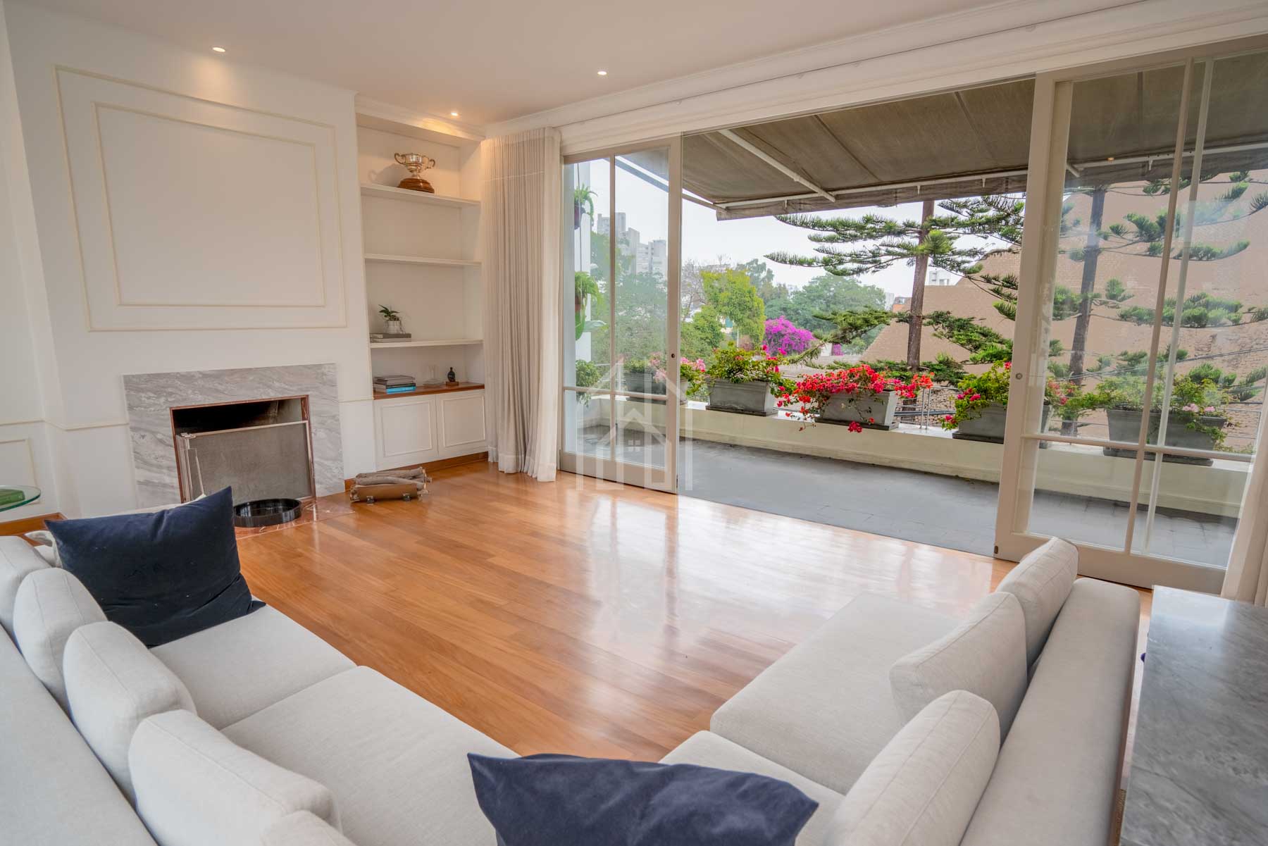 Exclusiva Casa frente a Huaca Huallamarca