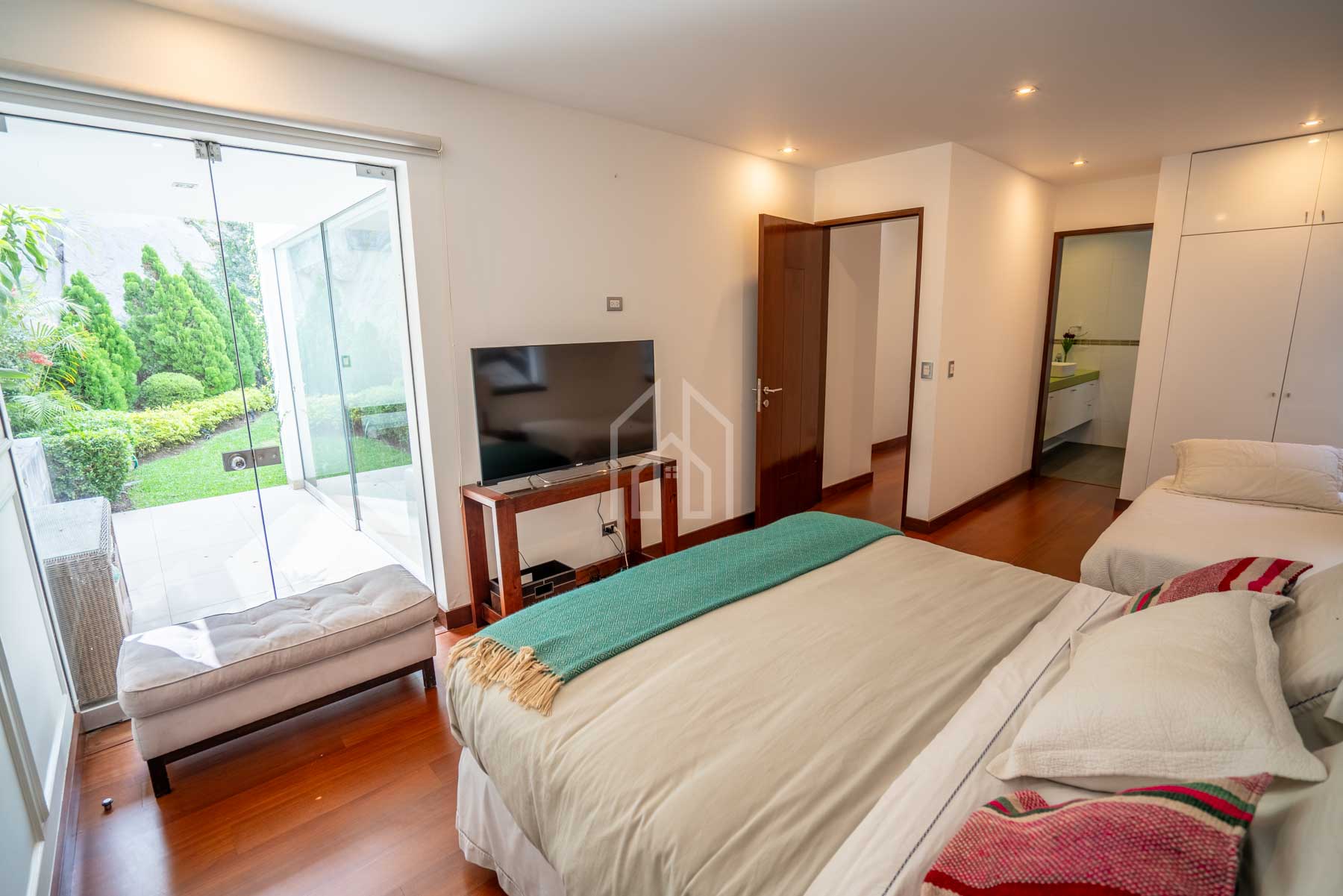 casa en venta la planicie condominio-31