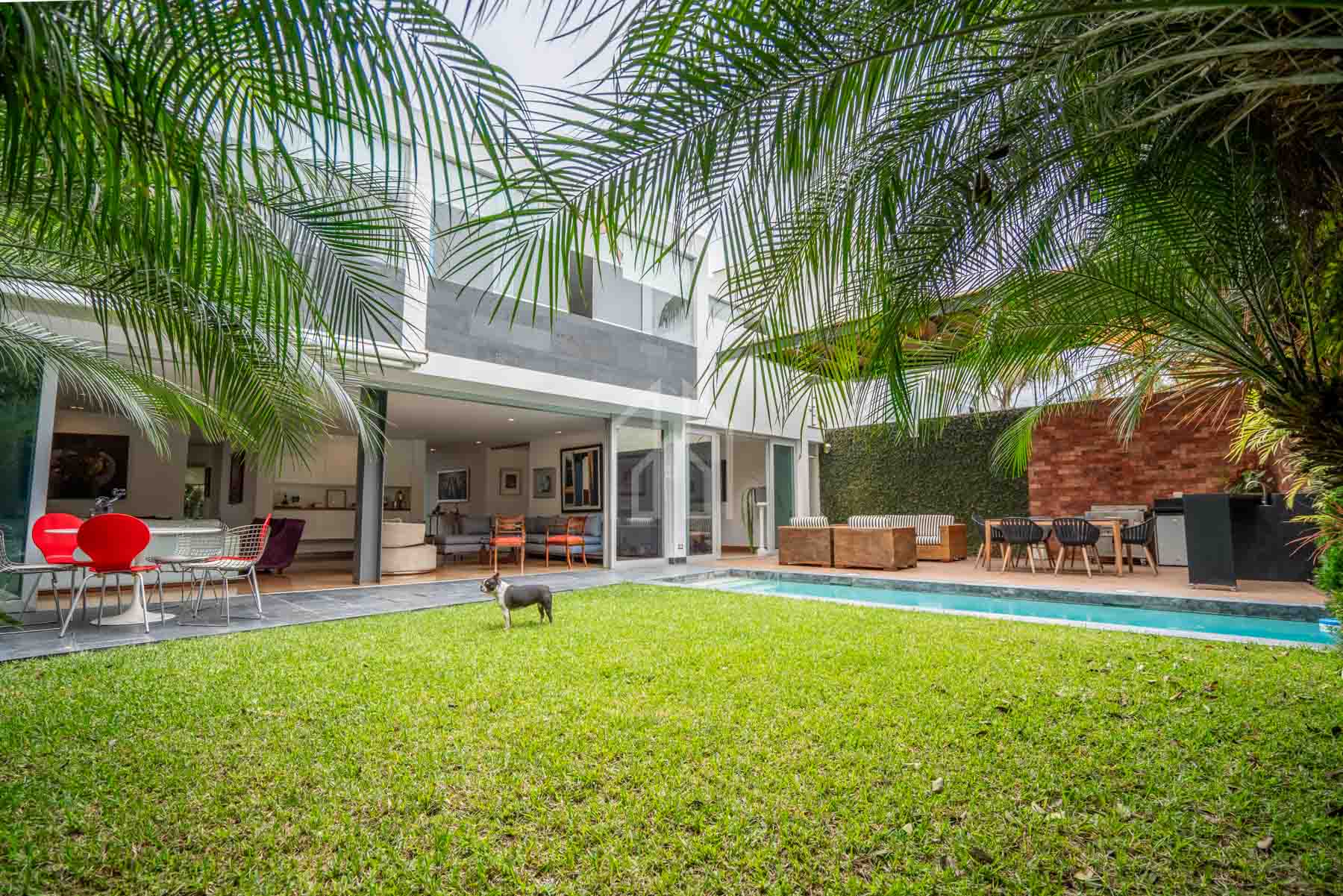 Moderna Casa frente a Parque Acosta